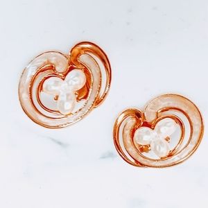 Beautiful Vintage Enamel/Gold Tone Earrings.